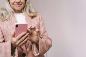 Medicare agent engaging with seniors on social media platforms, symbolizing organic lead generation